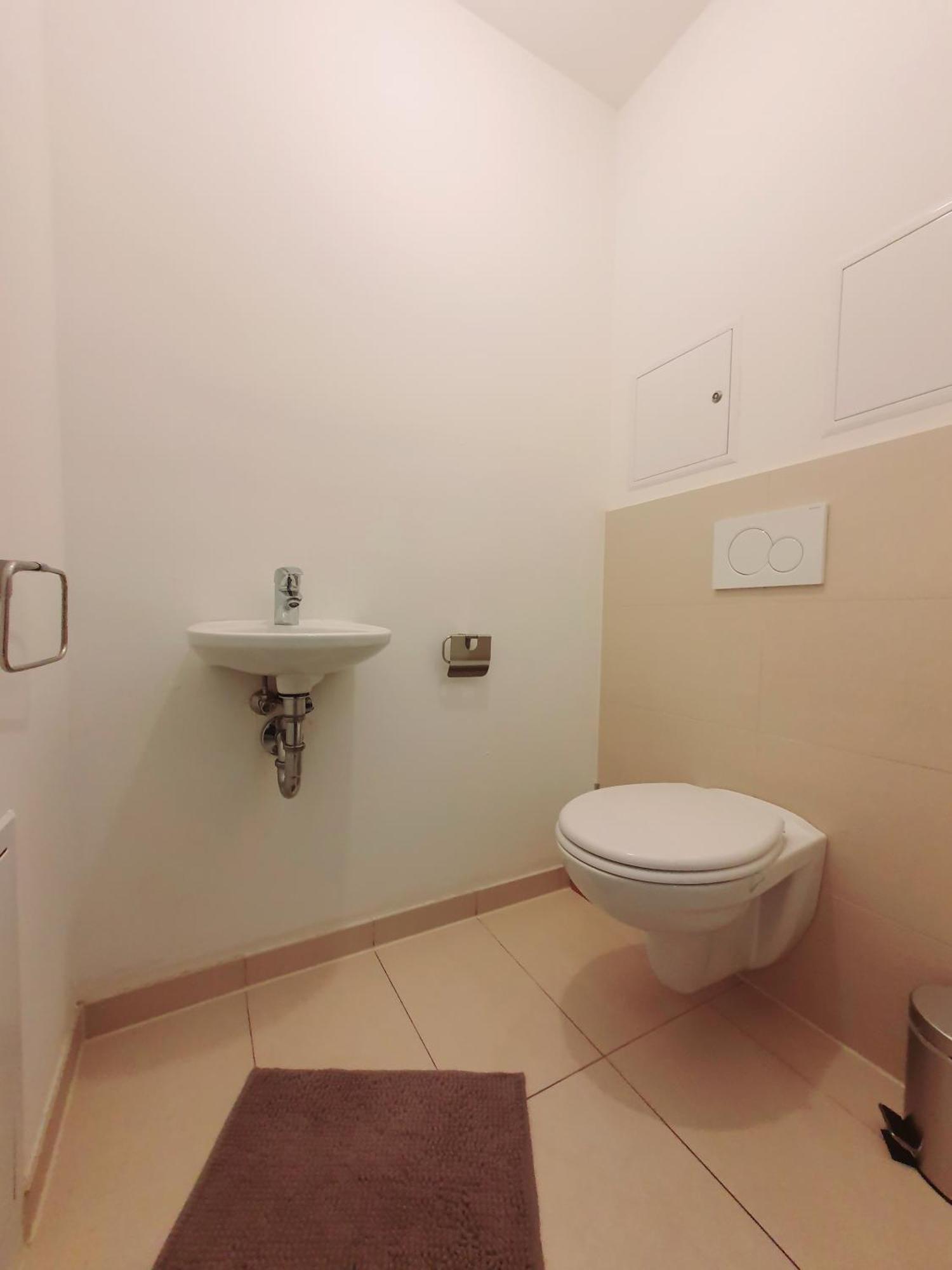 Near Lake One Bedroom Cute Apartment Wina Bagian luar foto