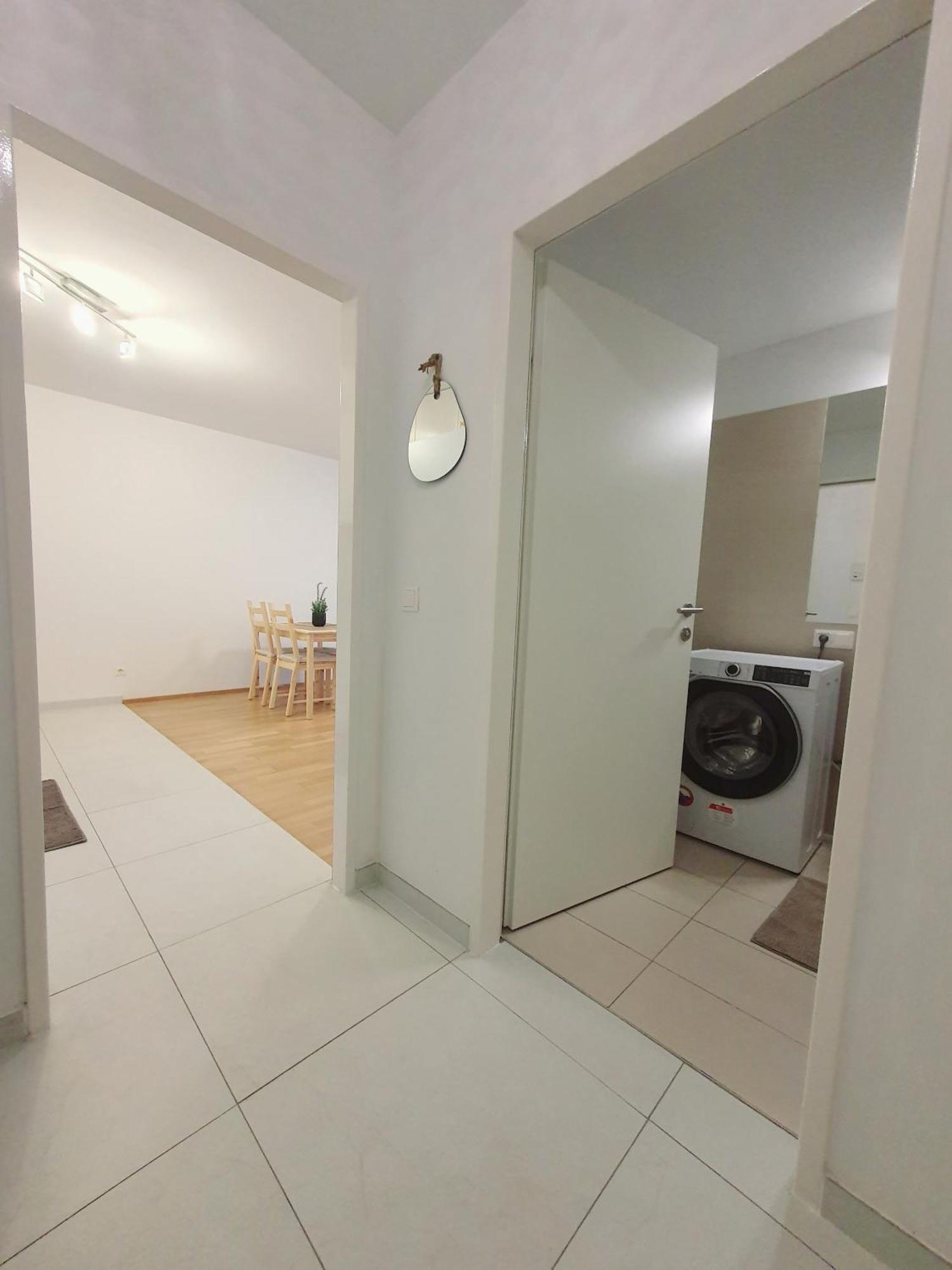 Near Lake One Bedroom Cute Apartment Wina Bagian luar foto