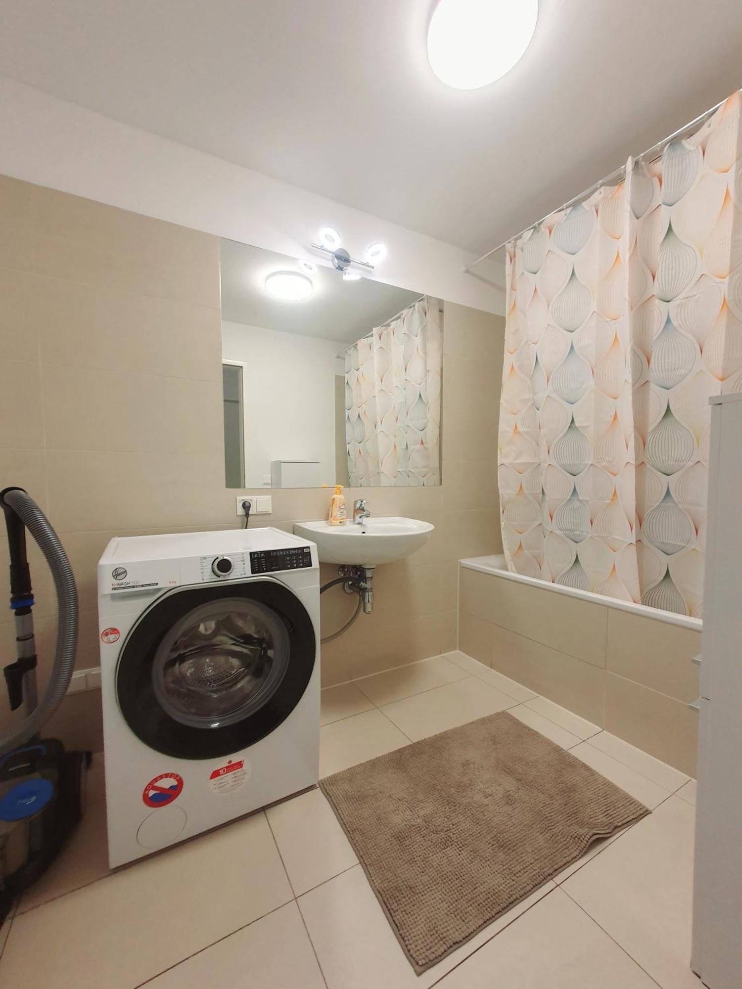 Near Lake One Bedroom Cute Apartment Wina Bagian luar foto